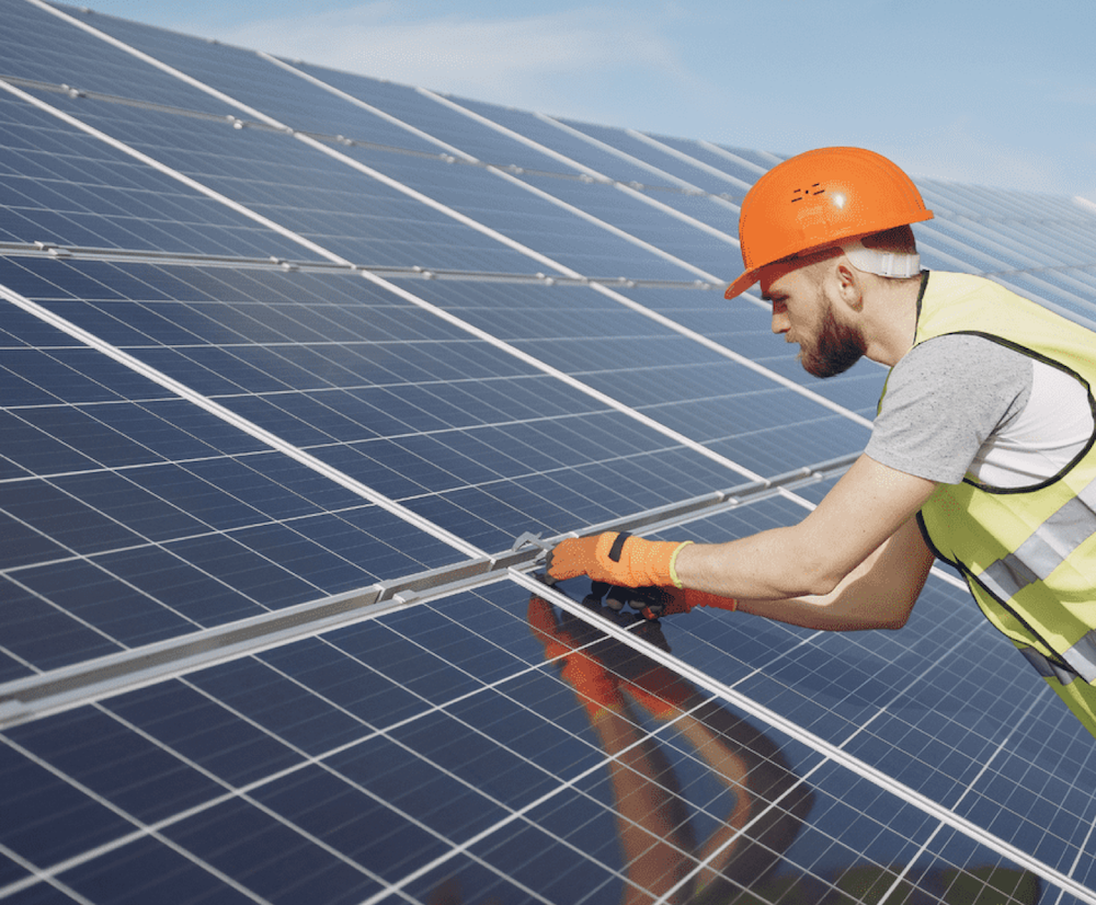 Technicien installant des panneaux photovoltaïques sur toiture à Lyon