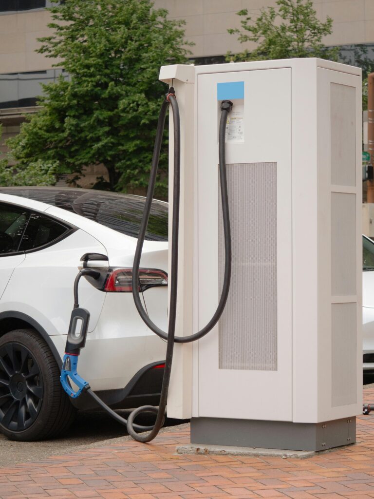 Borne de recharge pour véhicules installée sur parking d’entreprise en Rhône-Alpes