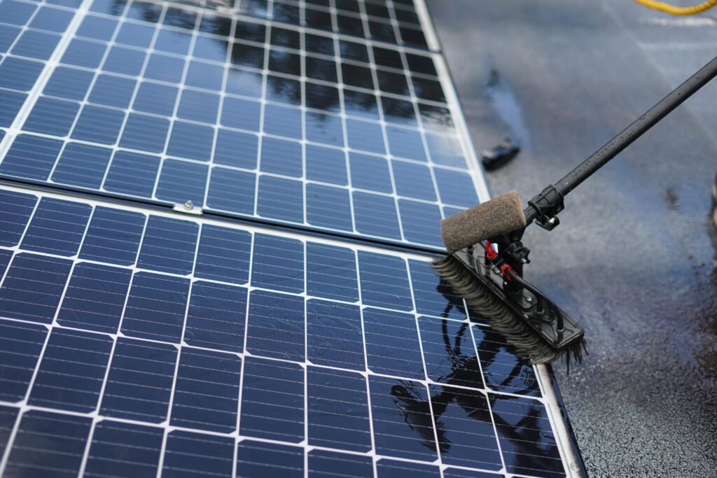 Technicien installant des panneaux photovoltaïques sur toiture à Lyon