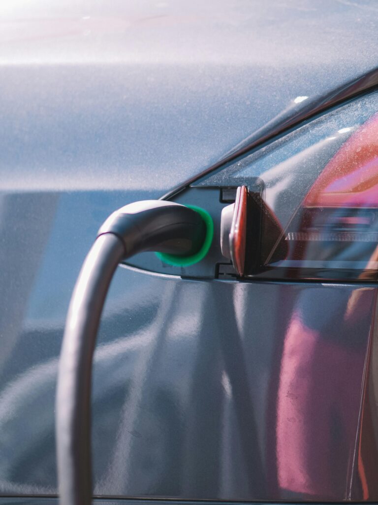 Borne de recharge pour véhicules installée sur parking d’entreprise en Rhône-Alpes