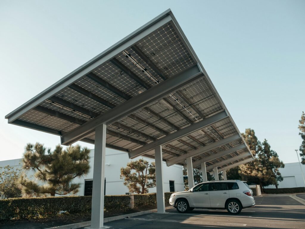 Borne de recharge électrique pour véhicules installée sur parking d’entreprise en Rhône-Alpes