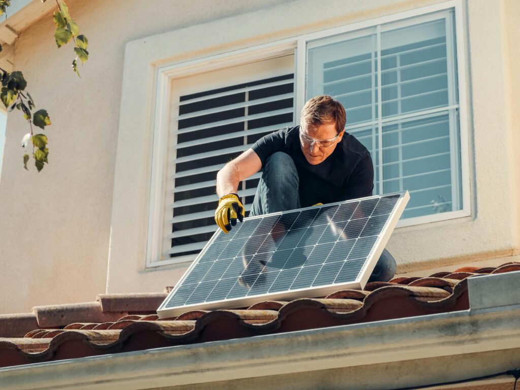 Technicien installant des panneaux photovoltaïques sur toiture à Lyon