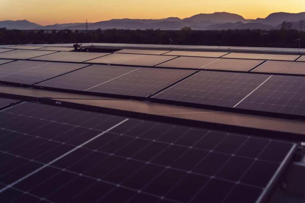 Panneaux photovoltaïques installés sur entreprise