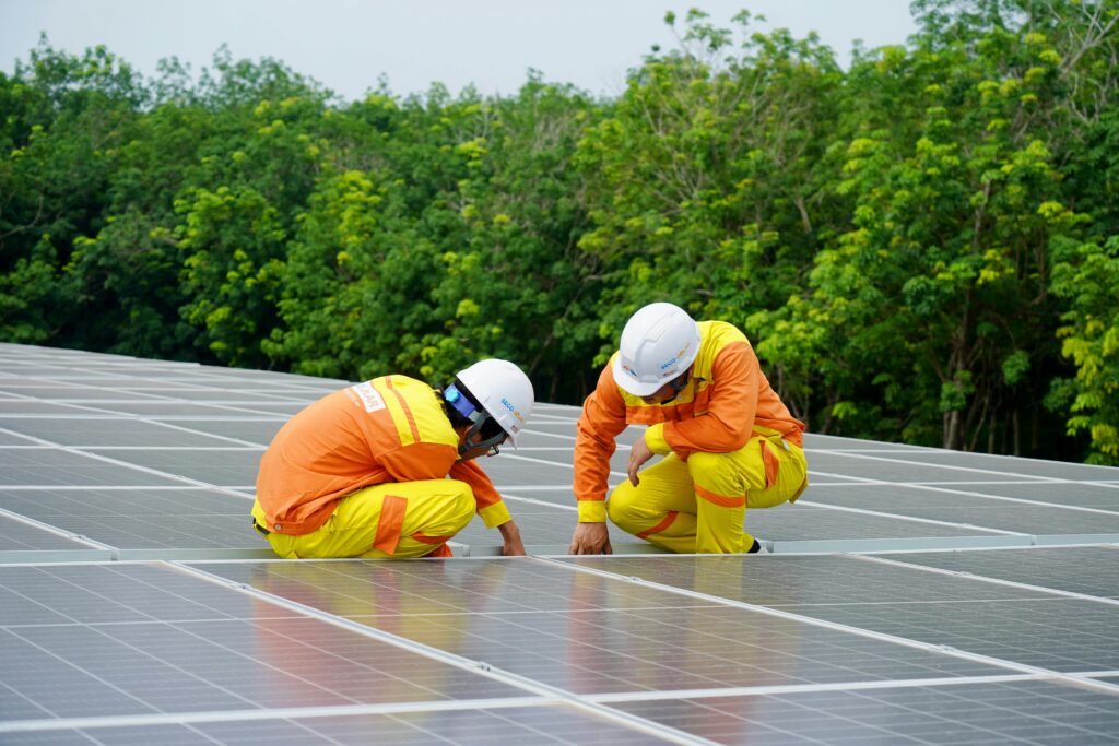 Technicien installant des panneaux photovoltaïques sur toiture à Lyon