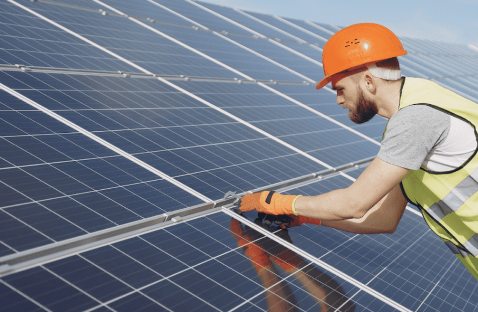 Technicien installant des panneaux photovoltaïques sur toiture à Lyon