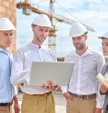 Technicien installant des panneaux photovoltaïques