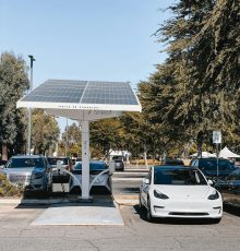 Borne de recharge électrique pour véhicules installée sur parking d’entreprise