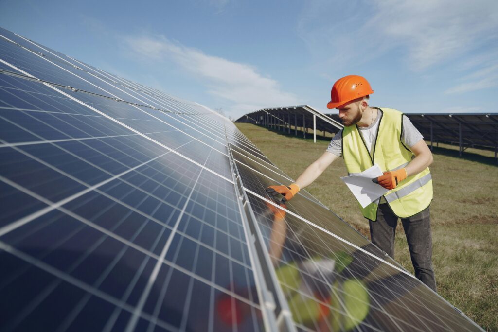 Technicien installant des panneaux photovoltaïques sur toiture à Lyon