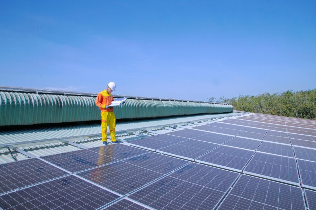 Technicien installant des panneaux photovoltaïques sur toiture à Lyon