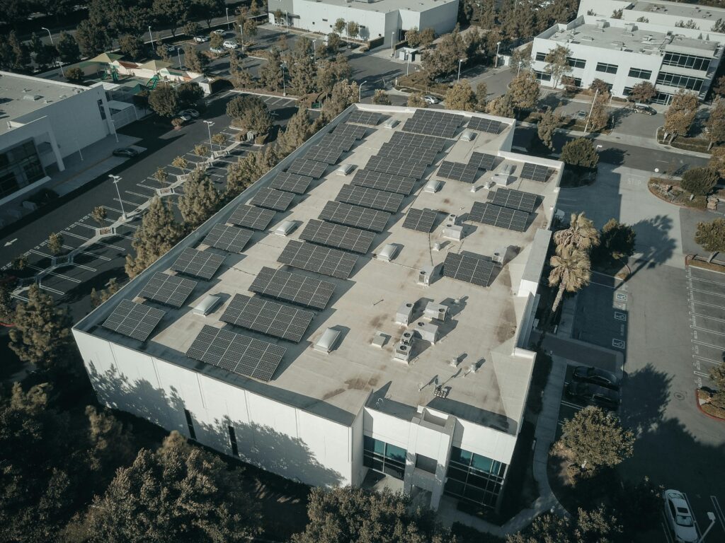 Panneaux photovoltaïques installés sur entreprise