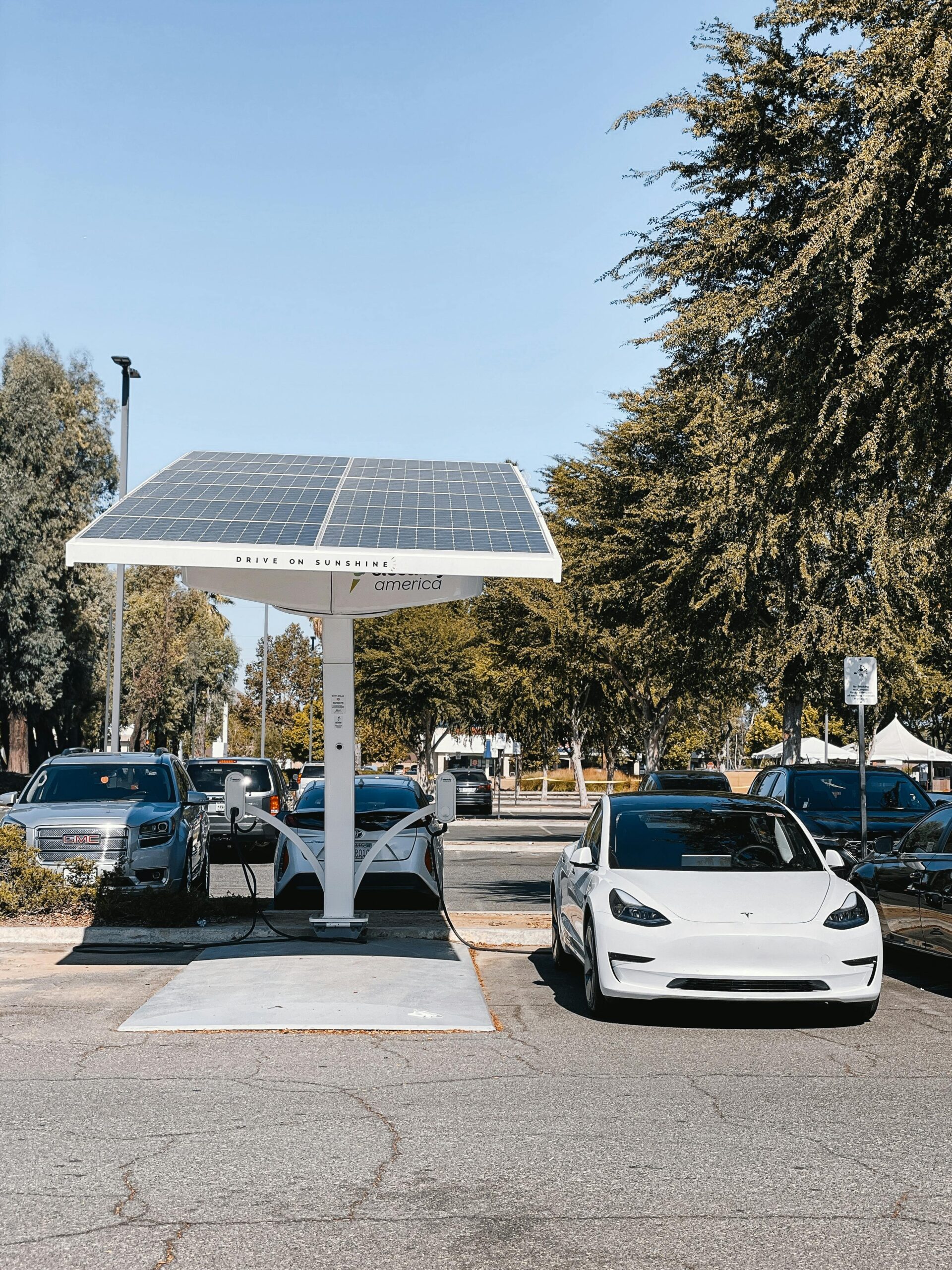 pexels-kindelmedia-9800033 Borne de recharge électrique pour véhicules installée sur parking d’entreprise