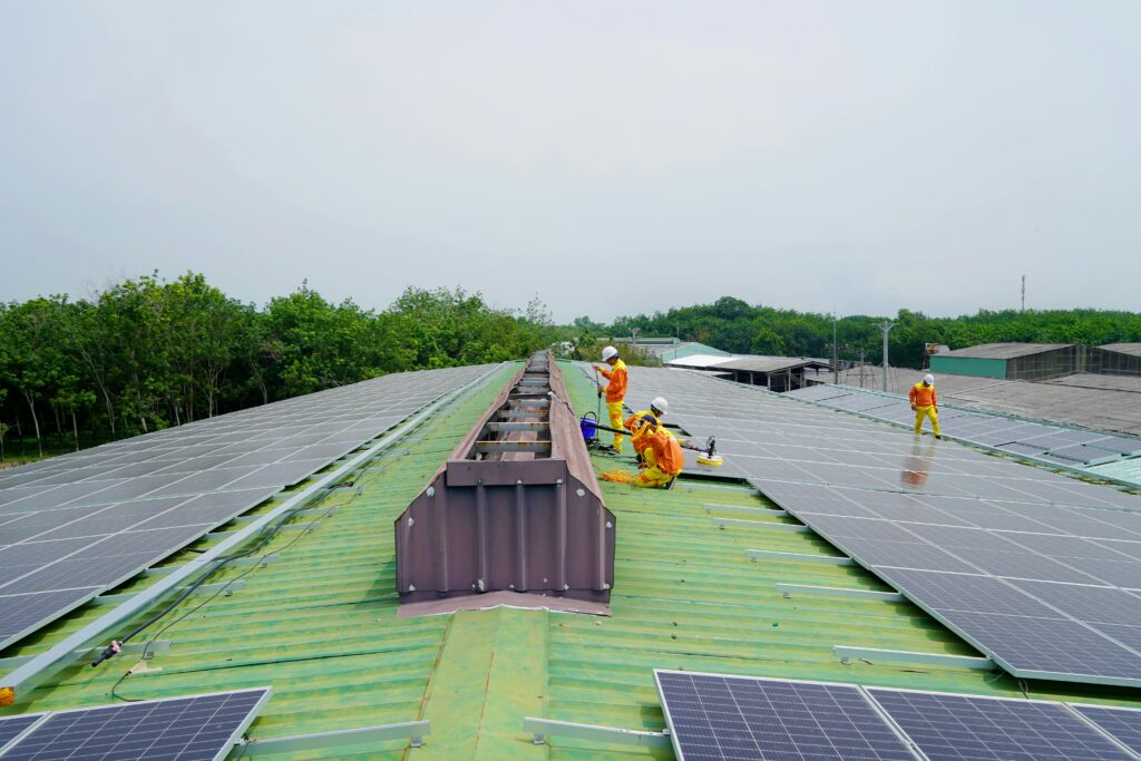 Technicien installant des panneaux photovoltaïques sur toiture à Lyon