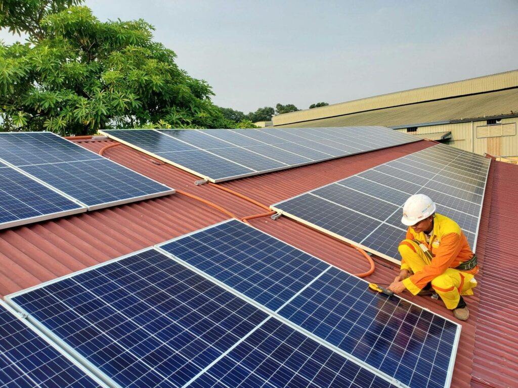 Technicien installant des panneaux photovoltaïques sur toiture à Lyon